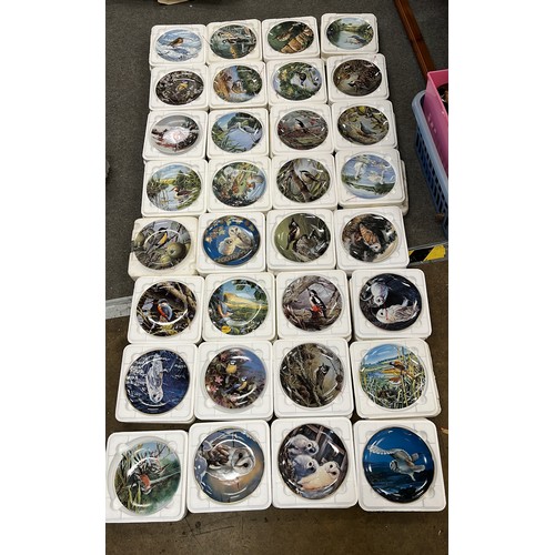 372 - 32 bird themed collectors plates