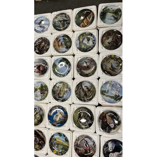 372 - 32 bird themed collectors plates