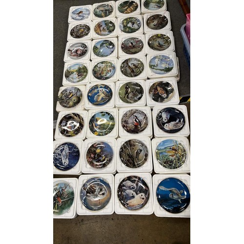 372 - 32 bird themed collectors plates