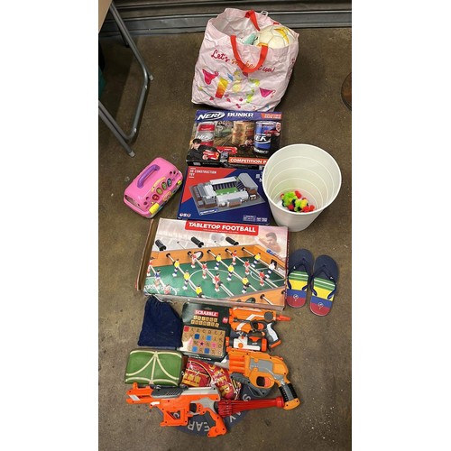 697 - SELECTION OF GAMES and nerf guns TO INCLUDE PACKAGED ITEMS ( SEE PICTURES )