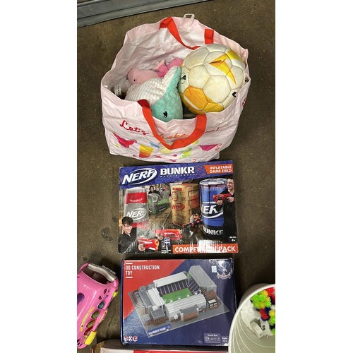 697 - SELECTION OF GAMES and nerf guns TO INCLUDE PACKAGED ITEMS ( SEE PICTURES )