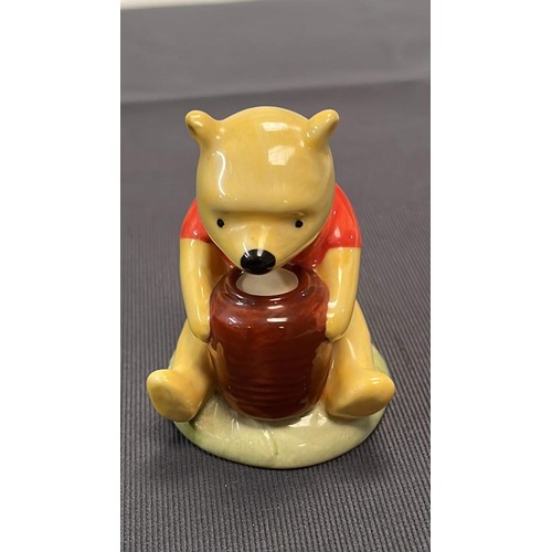 17 - ROYAL DOULTON WINNIE THE POOH WINNIE THE POOH AND THE HONEY POT