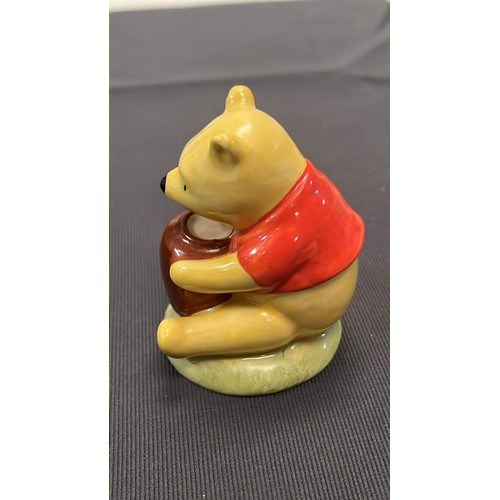 17 - ROYAL DOULTON WINNIE THE POOH WINNIE THE POOH AND THE HONEY POT