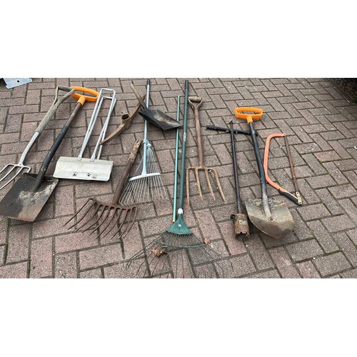 403 - MIXED LONG HANDLE GARDEN TOOLS