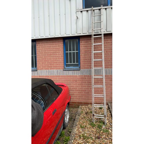 413 - METAL EXTENDING LADDER