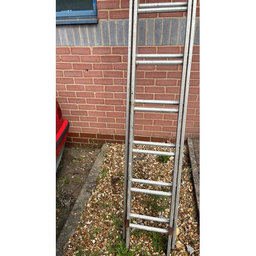 413 - METAL EXTENDING LADDER