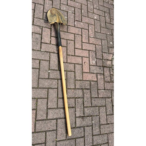 366 - VALLEY LONG HANDLE TRENCH SPADE