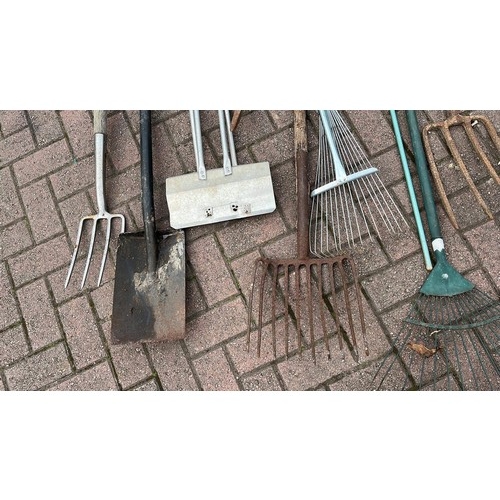 403 - MIXED LONG HANDLE GARDEN TOOLS