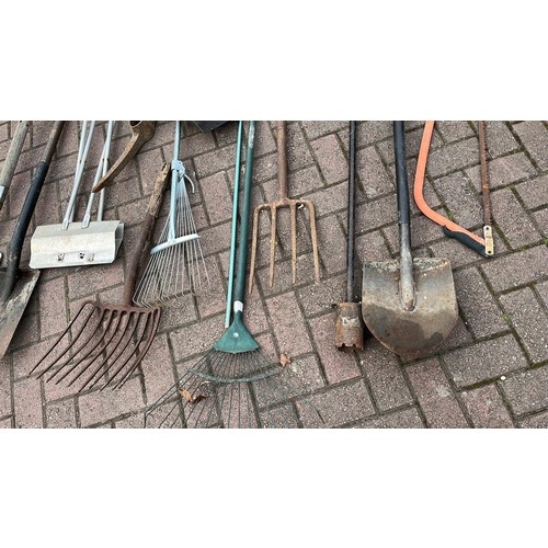 403 - MIXED LONG HANDLE GARDEN TOOLS