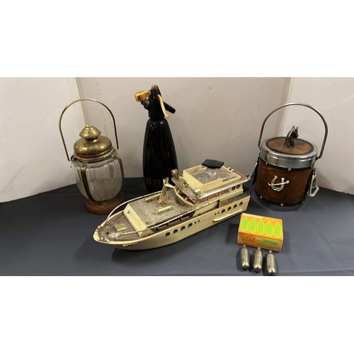 579 - RETRO BAR WARES SODA SIPHON , HORSE ICE BUCKET , MUSICAL GLASS ICE BUCKET AND A MUSICAL SHIP DESIGN ... 