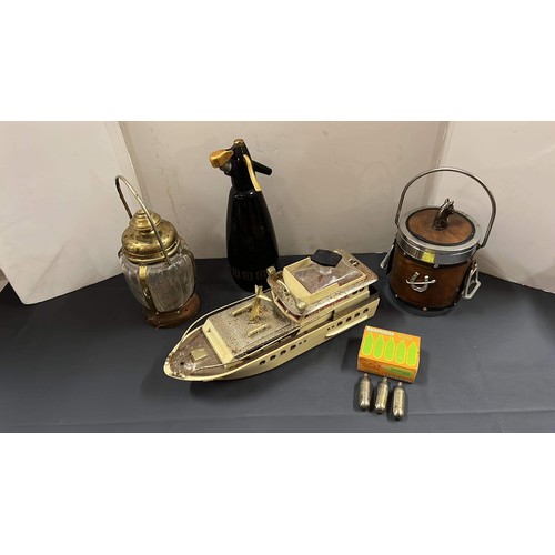 579 - RETRO BAR WARES SODA SIPHON , HORSE ICE BUCKET , MUSICAL GLASS ICE BUCKET AND A MUSICAL SHIP DESIGN ... 