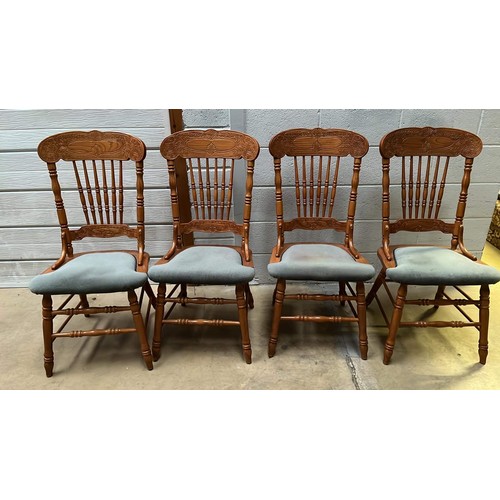 699 - OAK COLONIAL STYLE TABLE AND FOUR CHAIR SET SEE PICTURES