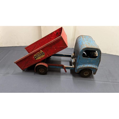 84 - TRIANG METAL TIPPER TRUCK