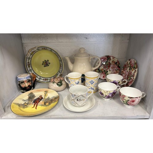 172 - Two shelves of decorative items