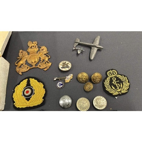 41 - MIXED MILITARY BADGES