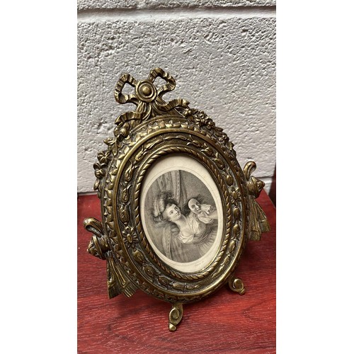 139 - BRASS OVAL DESK PHOTO  A FRAME