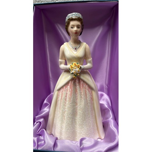 135 - ROYAL DOULTON 1992 FIGURE HER MAJESTY QUEEN ELIZABETH 11.  HN3440LTD ED 922 / 3500 BOXED