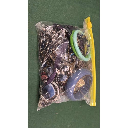 292 - Bag of costume jewellery