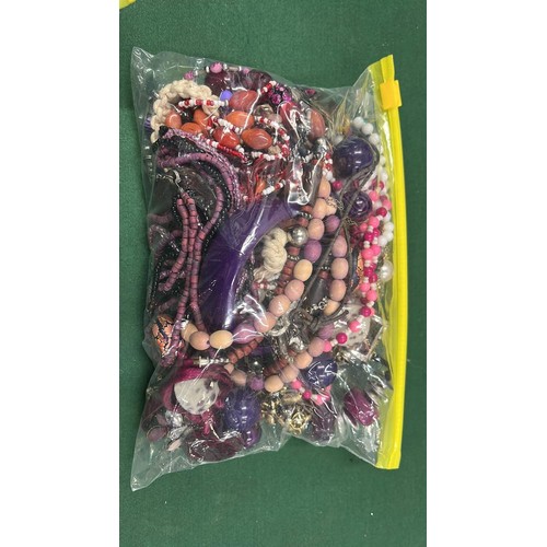 291 - Bag of costume jewellery