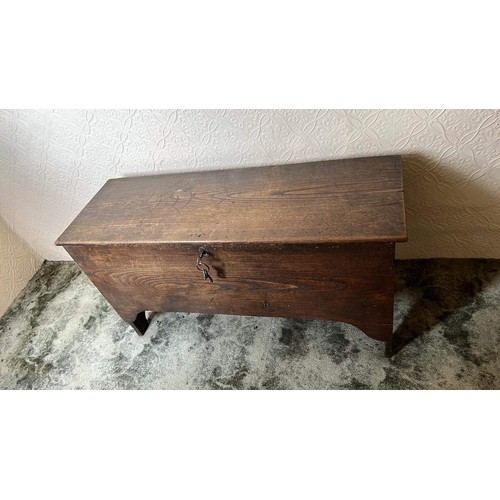 281 - VICTORIAN ELM BLANKET BOX WITH KEY