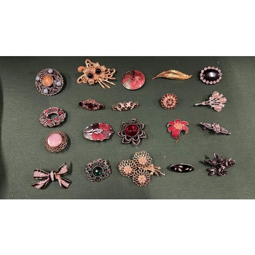 496 - 20 decorative broaches