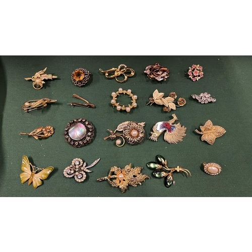 497 - 20 decorative broaches