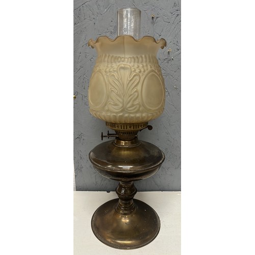 165 - EDWARDIAN BRASS BASED DOUBLE BURNER OIL LAMP WITH CLOUDY GLASS SHADE