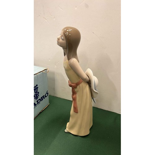 9 - LLADRO FIGURE WITH BOX NO. 5006