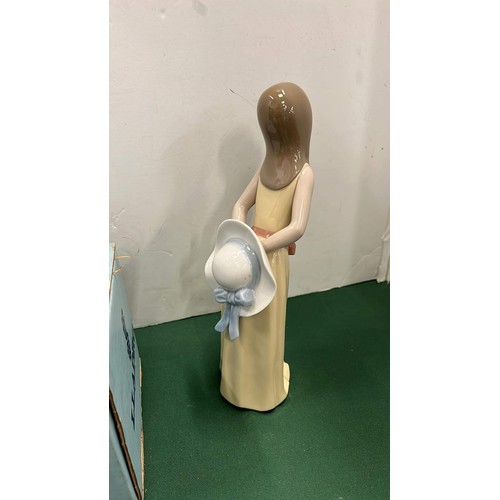 9 - LLADRO FIGURE WITH BOX NO. 5006