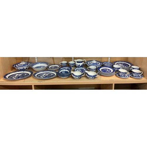 189 - QUANTITY OF WILLOW BLUE AND WHITE TABLE WARE