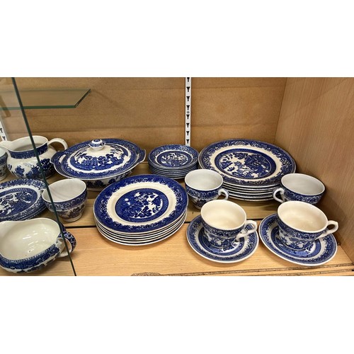 189 - QUANTITY OF WILLOW BLUE AND WHITE TABLE WARE