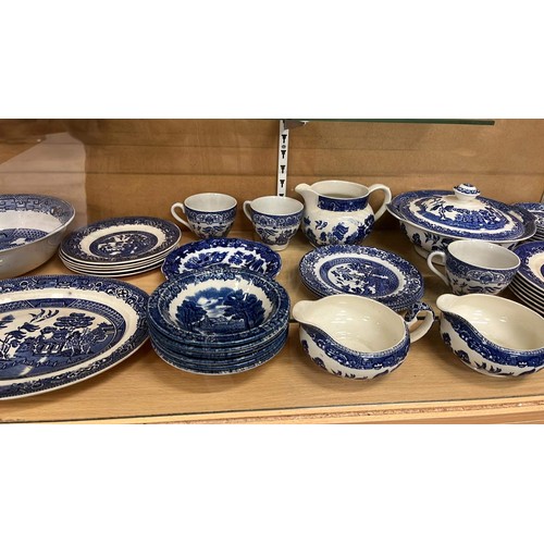 189 - QUANTITY OF WILLOW BLUE AND WHITE TABLE WARE