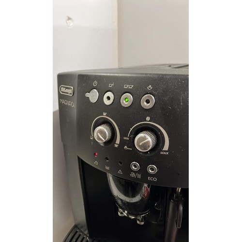 210 - Delonghi coffee machine - working (see all pictures)