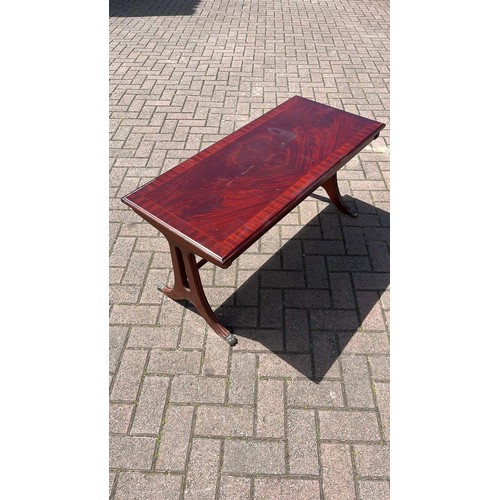 189 - COFFEE TABLE IN MAHOGANY FINISH