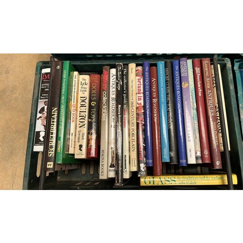 213 - LARGE COLLECTION OF ANTIQUE AND COLLECTORS REFERENCE BOOKS OF MANY TITLES SEE ALL PICTURES