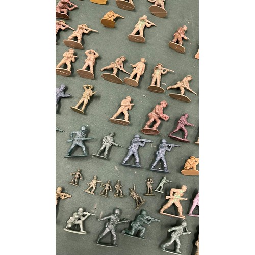 200 - PLASTIC TOY SOLDIERS MIXED MAKERS WORLD WAR 11 THEMED