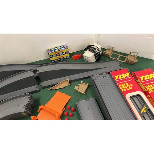 193 - 1977 BUCKINGHAM TOYS LTD TCR RACE TRACK GAME PLAY WORN UNBOXED AND UNTESTED USA THEMED