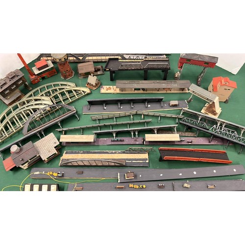 195 - COLLECTION OF PLAY WORN MODEL TRAIN SET ACCESSORIES