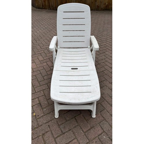 445 - WHITE PLASTIC LOUNGER