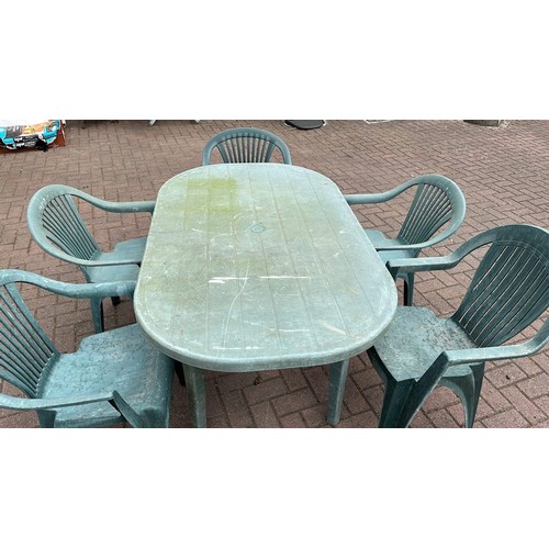 441 - GREEN PLASTIC GARDEN TABLE SET USED