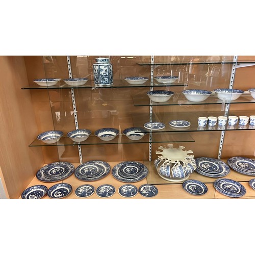 388 - COLLECTION OF BLUE AND WHITE WILLOW PATTERN WARES