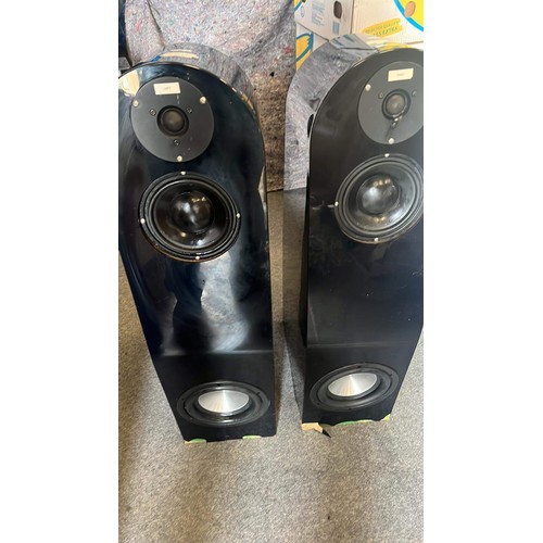 452 - PAIR OF BLACK GLOSS FINISH SPEAKERS USED UNTESTED WITH WARE SEE PICTURES