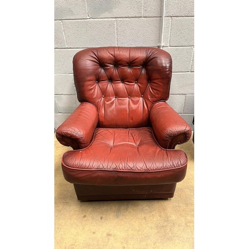 299A - BUTTON BACK ARM CHAIR