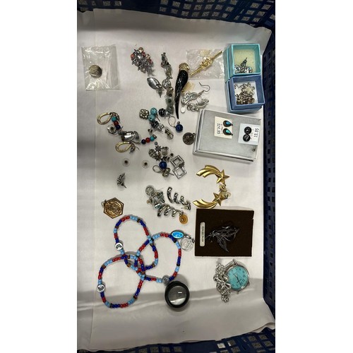 600 - JEWELLERY BOX AND CONTENTS