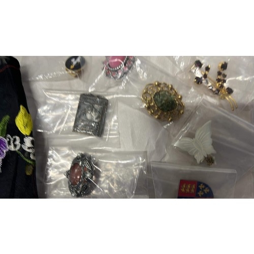 617 - MIXED BADGES AND BROOCHES