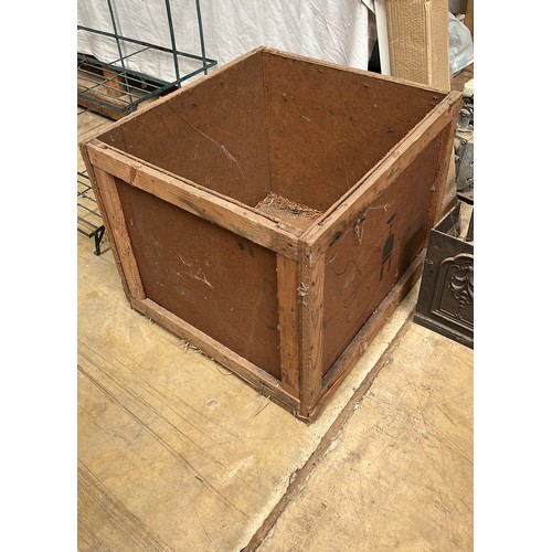 652 - PACKING CRATE