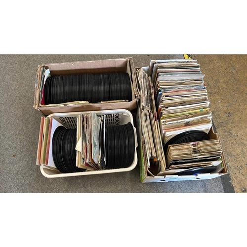 61 - MIXED ARTIST AND MUSIC 45s SINGLES