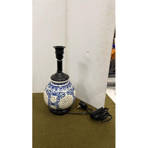 384 - ORIENTAL BLUE AND WHITE SIDE LAMP