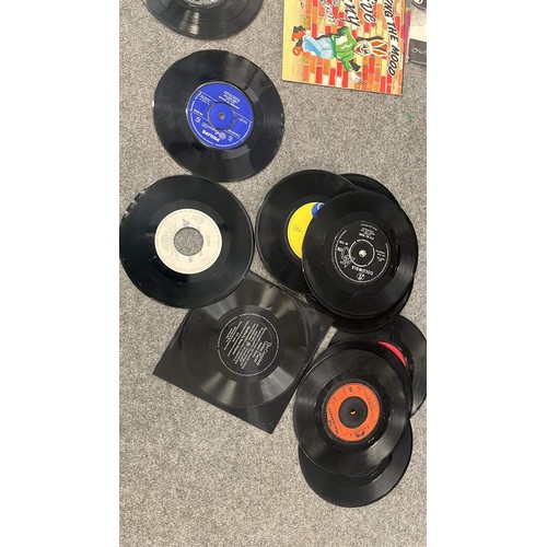 255 - QUANTITY OF MIXED ARTIST AND MUSIC 45s SINGLESMIXED GRADE AND NO COVERS SEE PICTURES