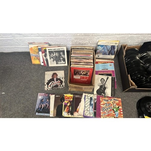 255 - QUANTITY OF MIXED ARTIST AND MUSIC 45s SINGLESMIXED GRADE AND NO COVERS SEE PICTURES